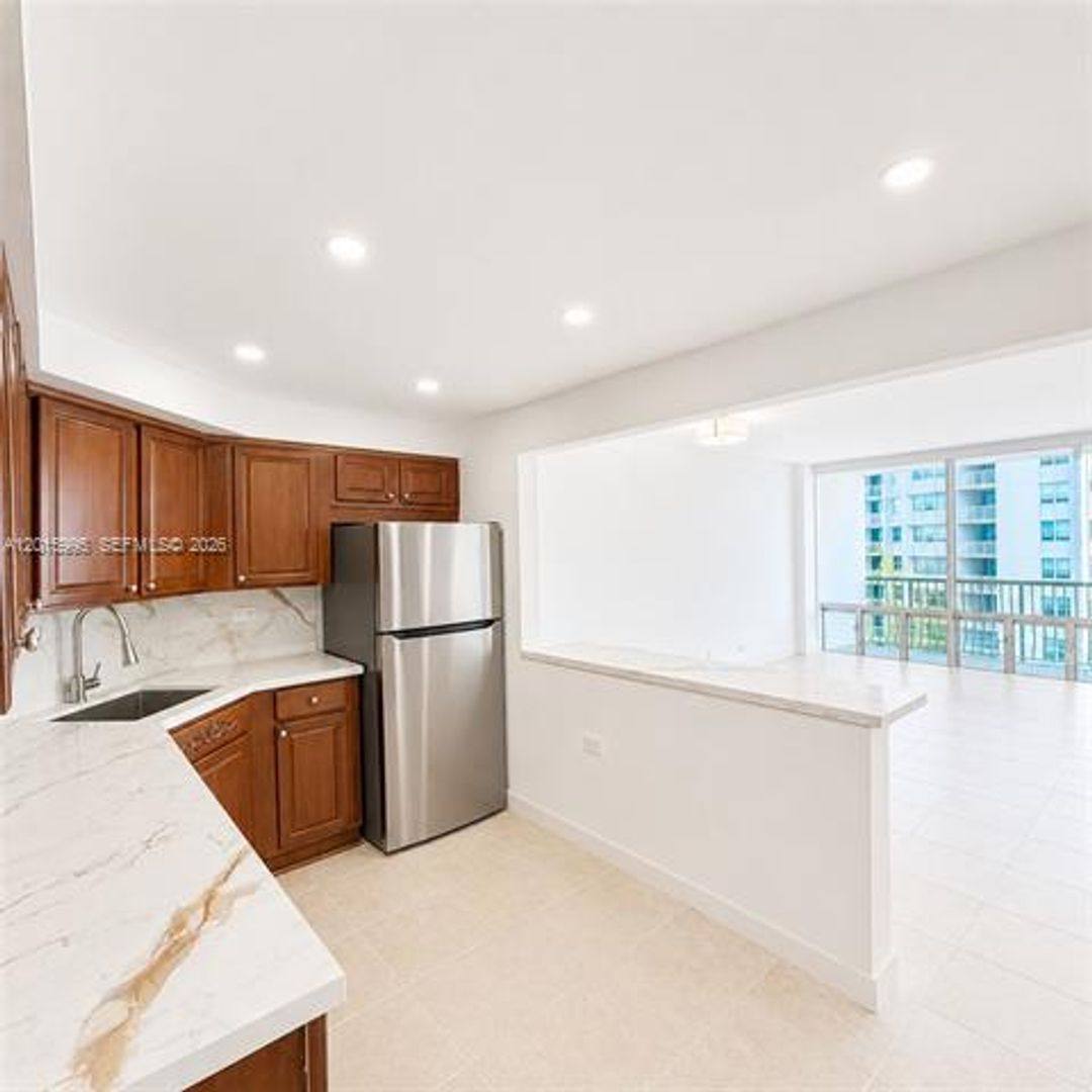 Apartment for rent at 1408 Brickell Bay Dr, Miami, FL 33131