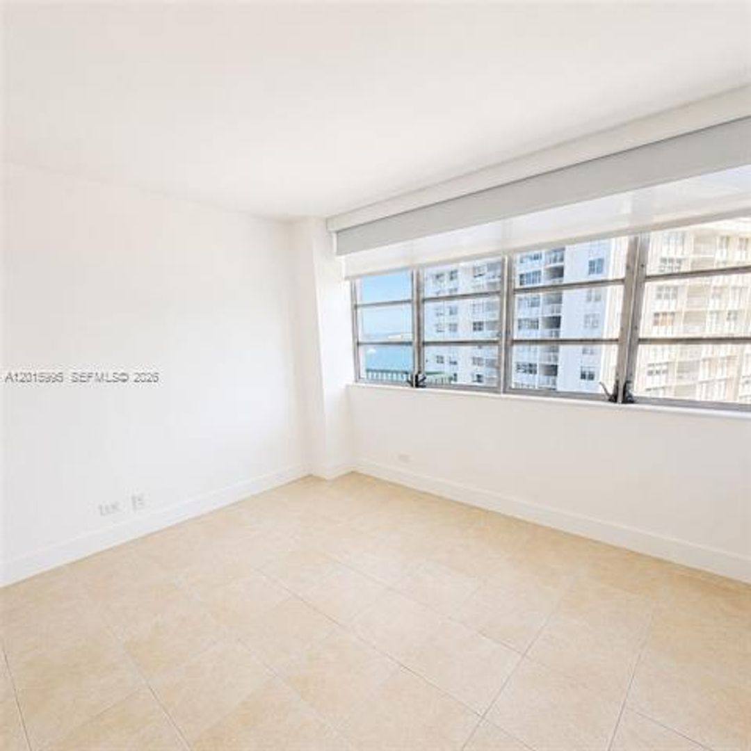 Apartment for rent at 1408 Brickell Bay Dr, Miami, FL 33131