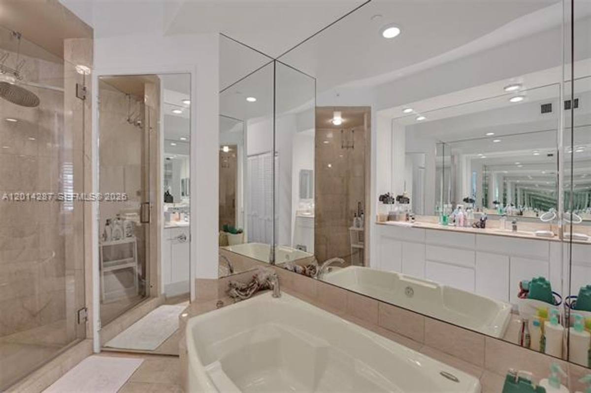 Apartment for rent at 715 Crandon Blvd, Key Biscayne, FL 33149