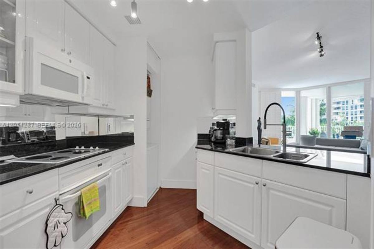 Apartment for rent at 715 Crandon Blvd, Key Biscayne, FL 33149