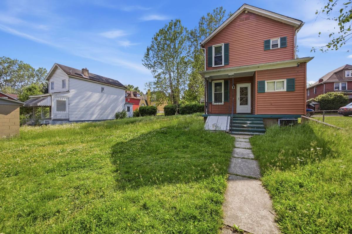 House for rent at 827 Hinnerman St, Duquesne, PA 15110