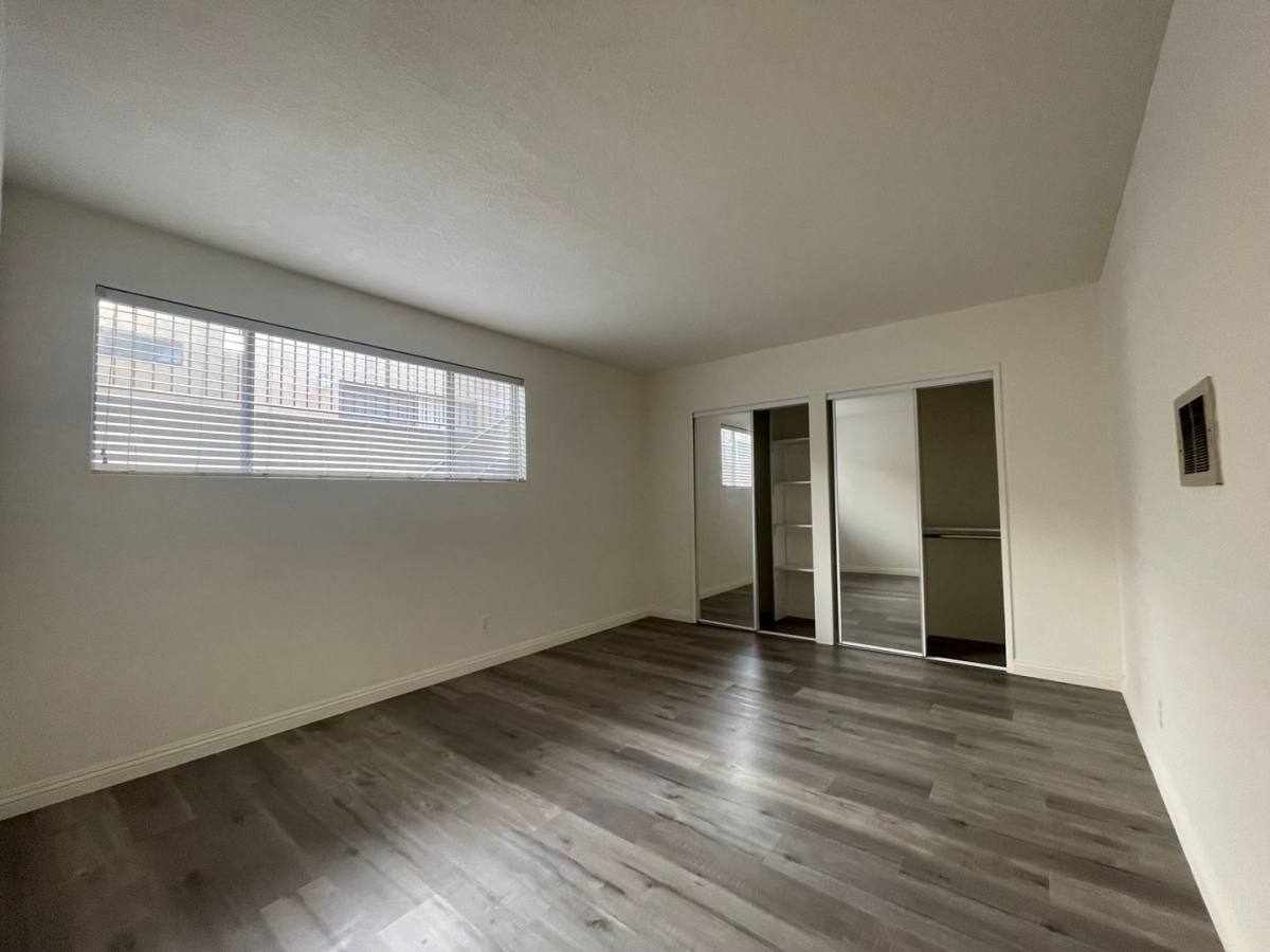 Apartment for rent at 943 N Louise St, Glendale, CA 91207
