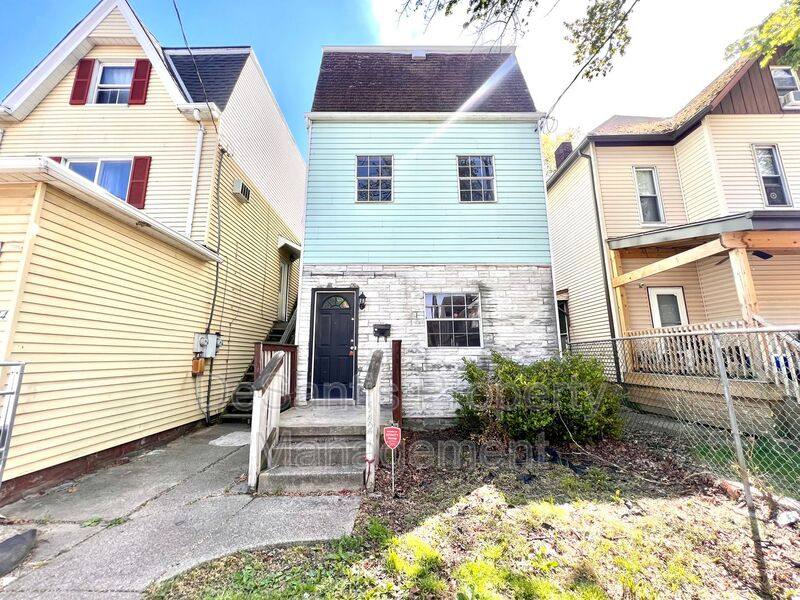 Apartment for rent at 542 5th Ave #1, New Kensington, PA 15068