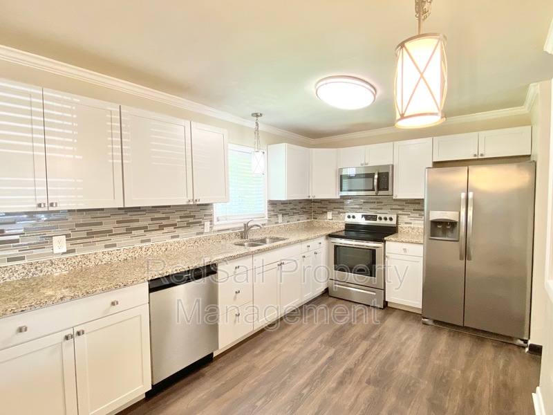 House for rent at 37 Pennwood Dr, Hampton, VA 23666