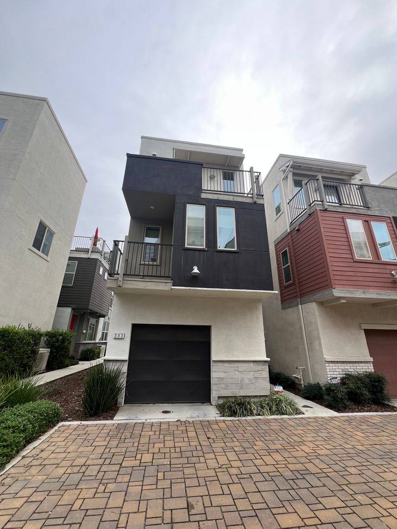 Townhouse for rent at 333 Crate Ave, Sacramento, CA 95818