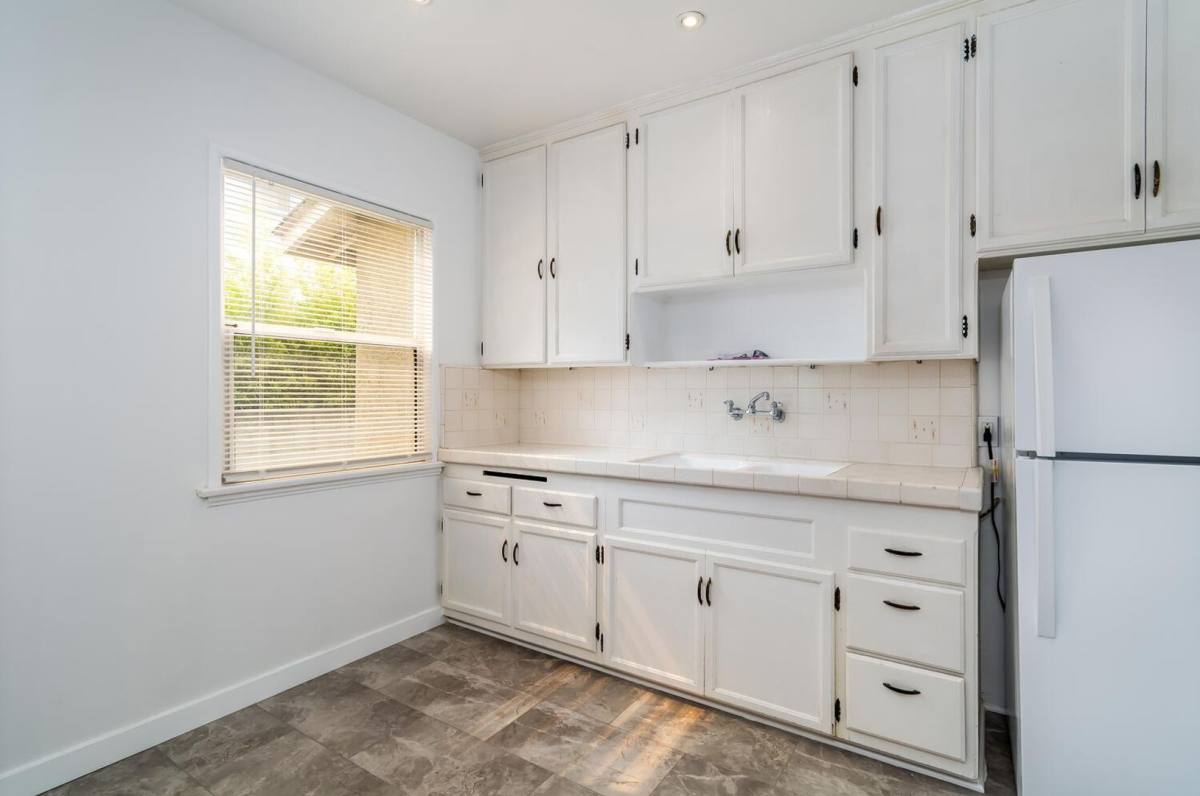 Apartment for rent at 3683 Empire Dr, Los Angeles, CA 90034