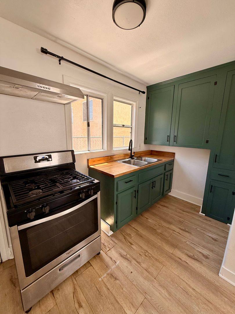 Apartment for rent at 1520 Menlo Ave, Los Angeles, CA 90006