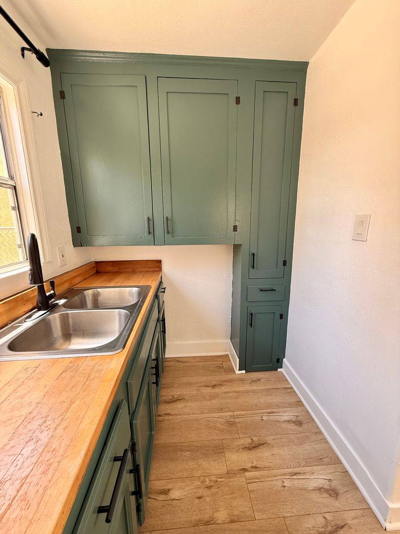 Apartment for rent at 1520 Menlo Ave, Los Angeles, CA 90006