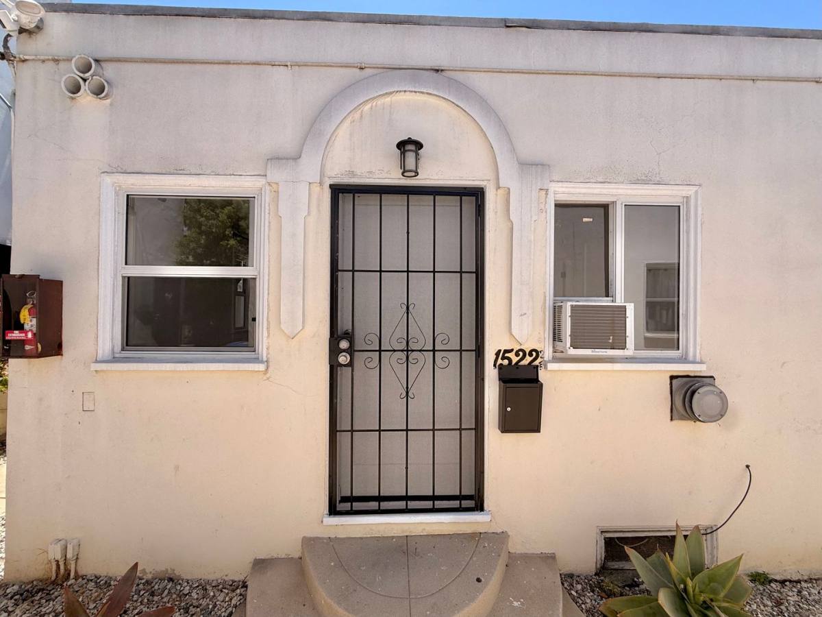 Apartment for rent at 1520 Menlo Ave, Los Angeles, CA 90006