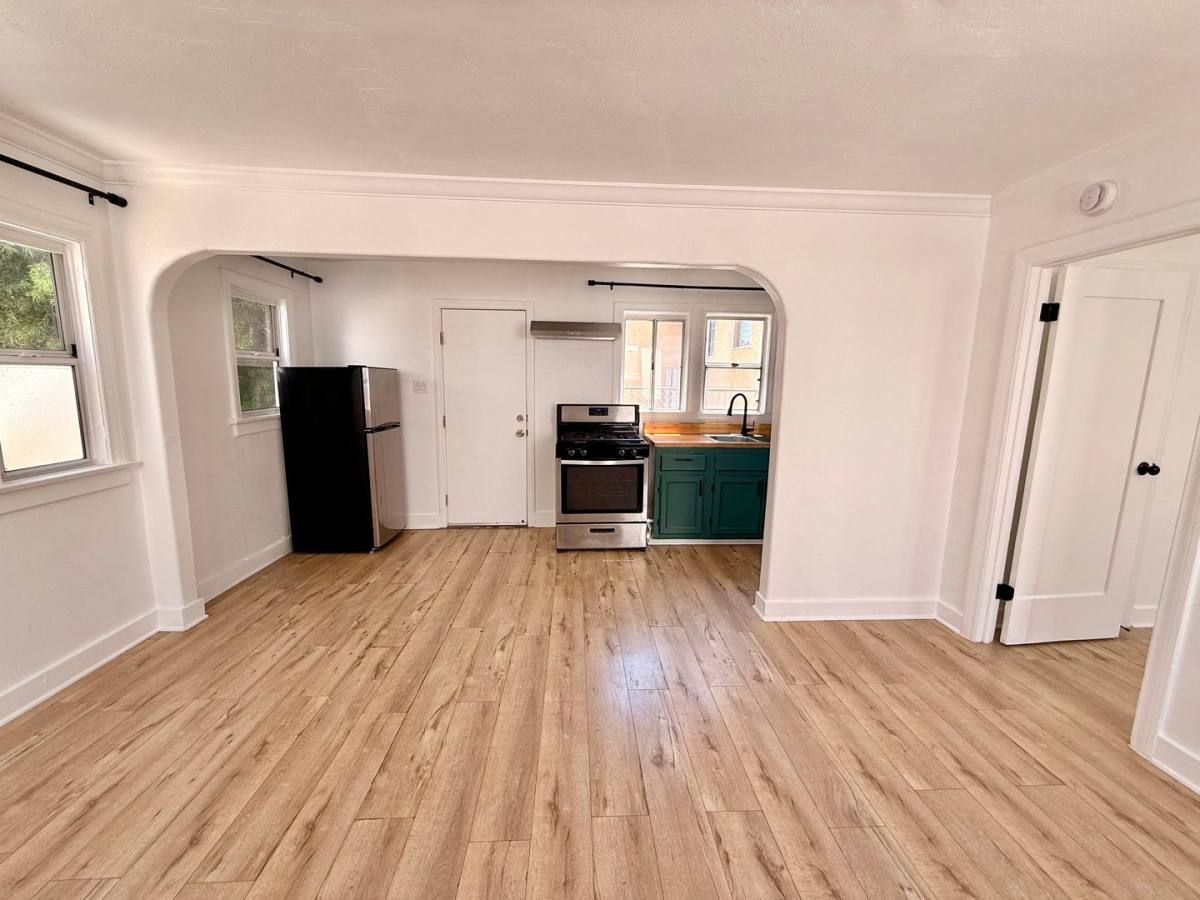 Apartment for rent at 1520 Menlo Ave, Los Angeles, CA 90006