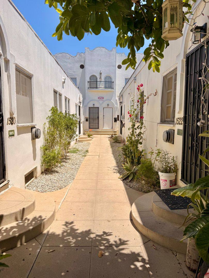 Apartment for rent at 1520 Menlo Ave, Los Angeles, CA 90006