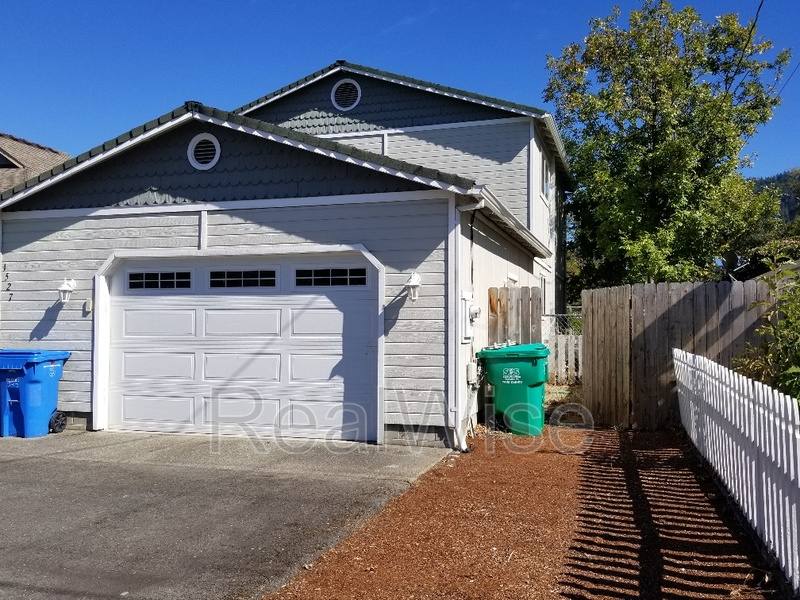 House for rent at 1527 Hamilton Lane, Grants Pass, OR 97527