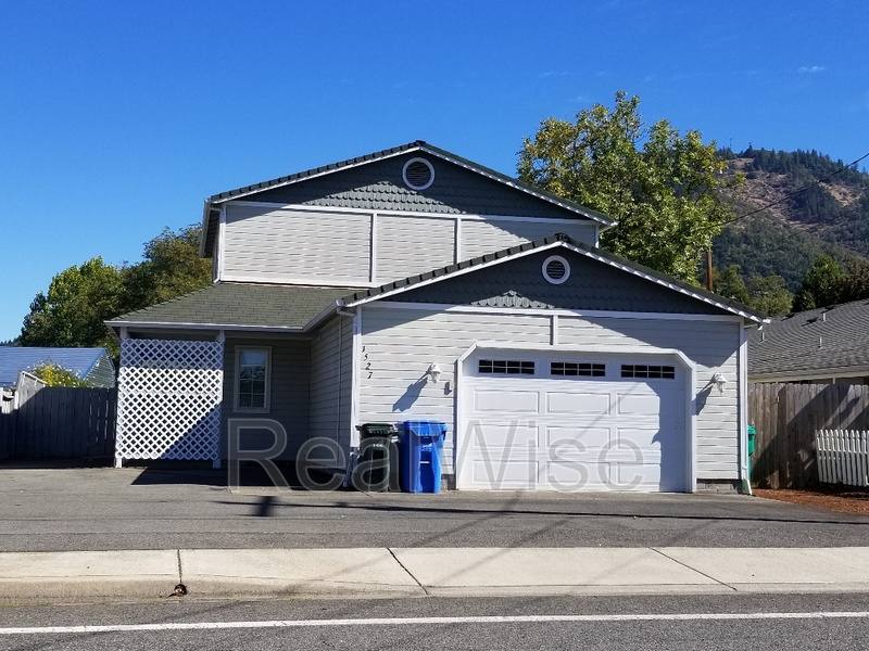 House for rent at 1527 Hamilton Lane, Grants Pass, OR 97527