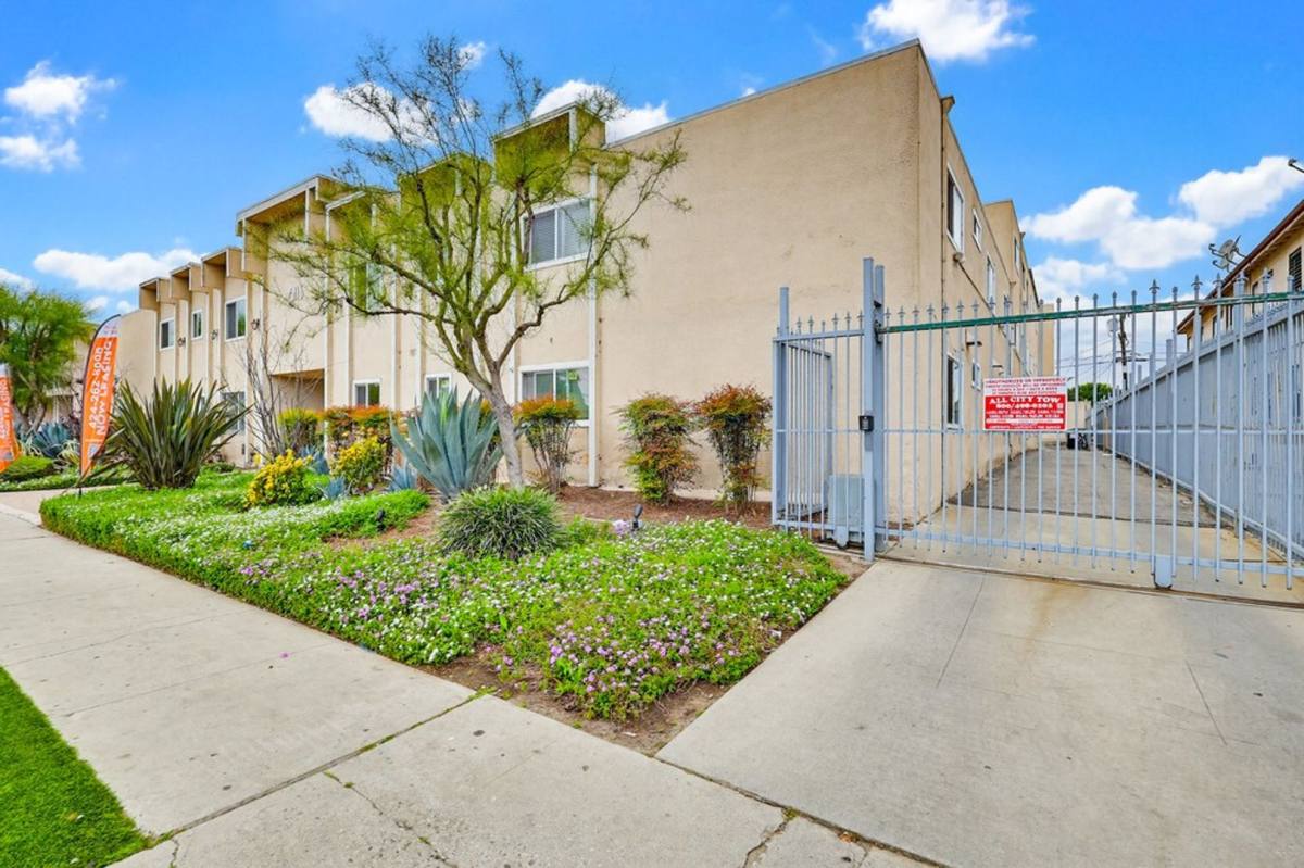 Apartment for rent at 6113 8th Ave, Los Angeles, CA 90043