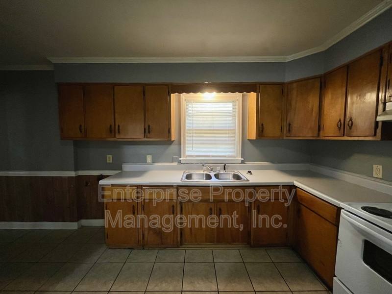 House for rent at 1922 St Elmo Ave, Memphis, TN 38127