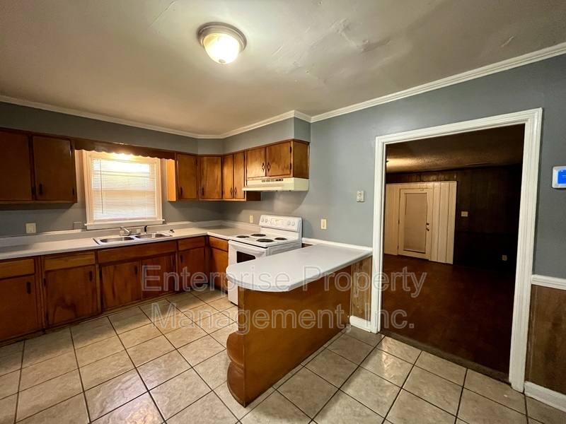 House for rent at 1922 St Elmo Ave, Memphis, TN 38127