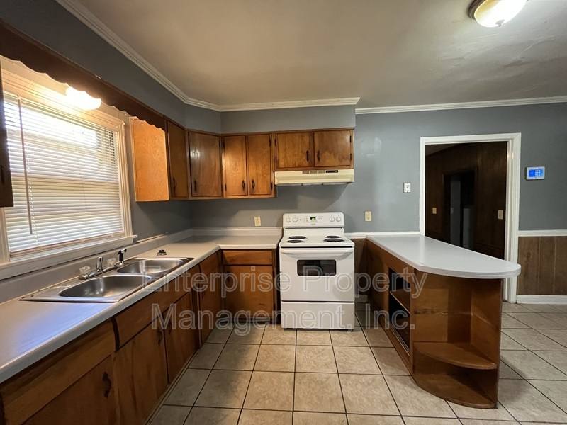 House for rent at 1922 St Elmo Ave, Memphis, TN 38127