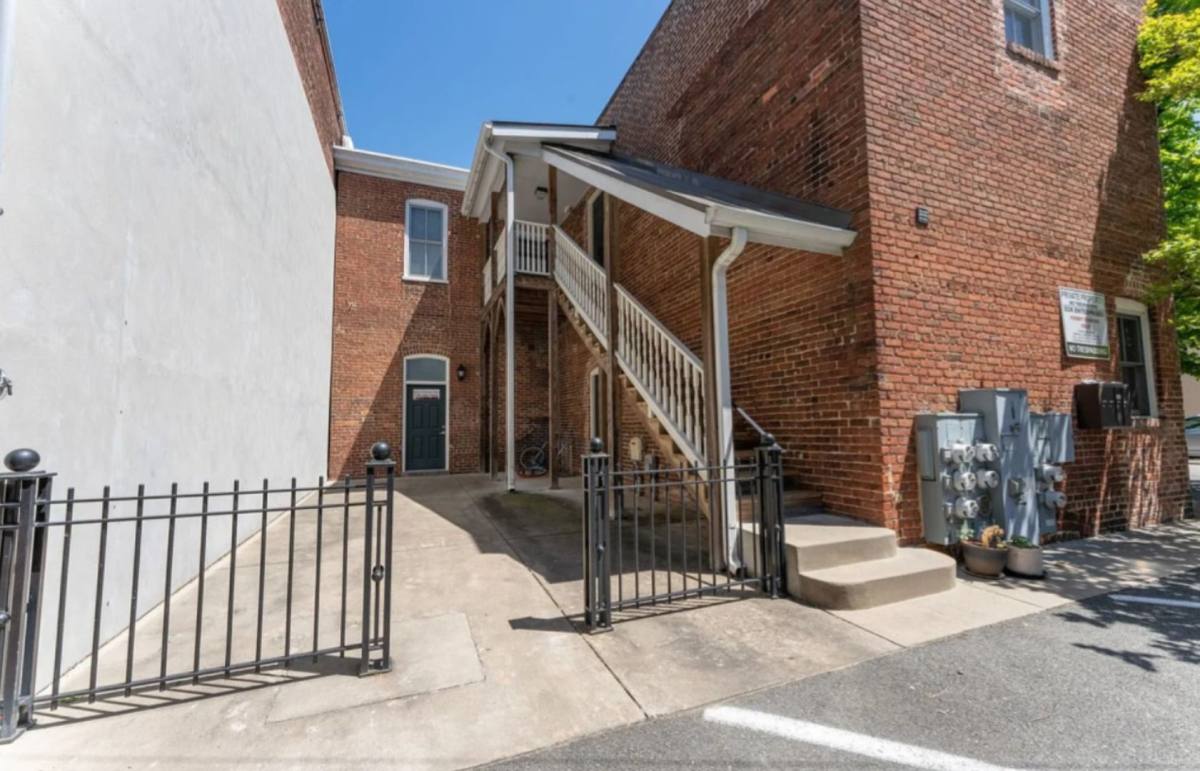 Apartment for rent at 1301 W Main St, Richmond, VA 23220