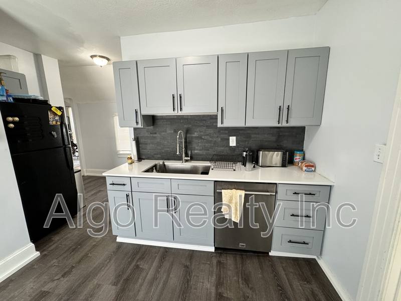Apartment for rent at 648 Iglehart Ave #2, Saint Paul, MN 55104