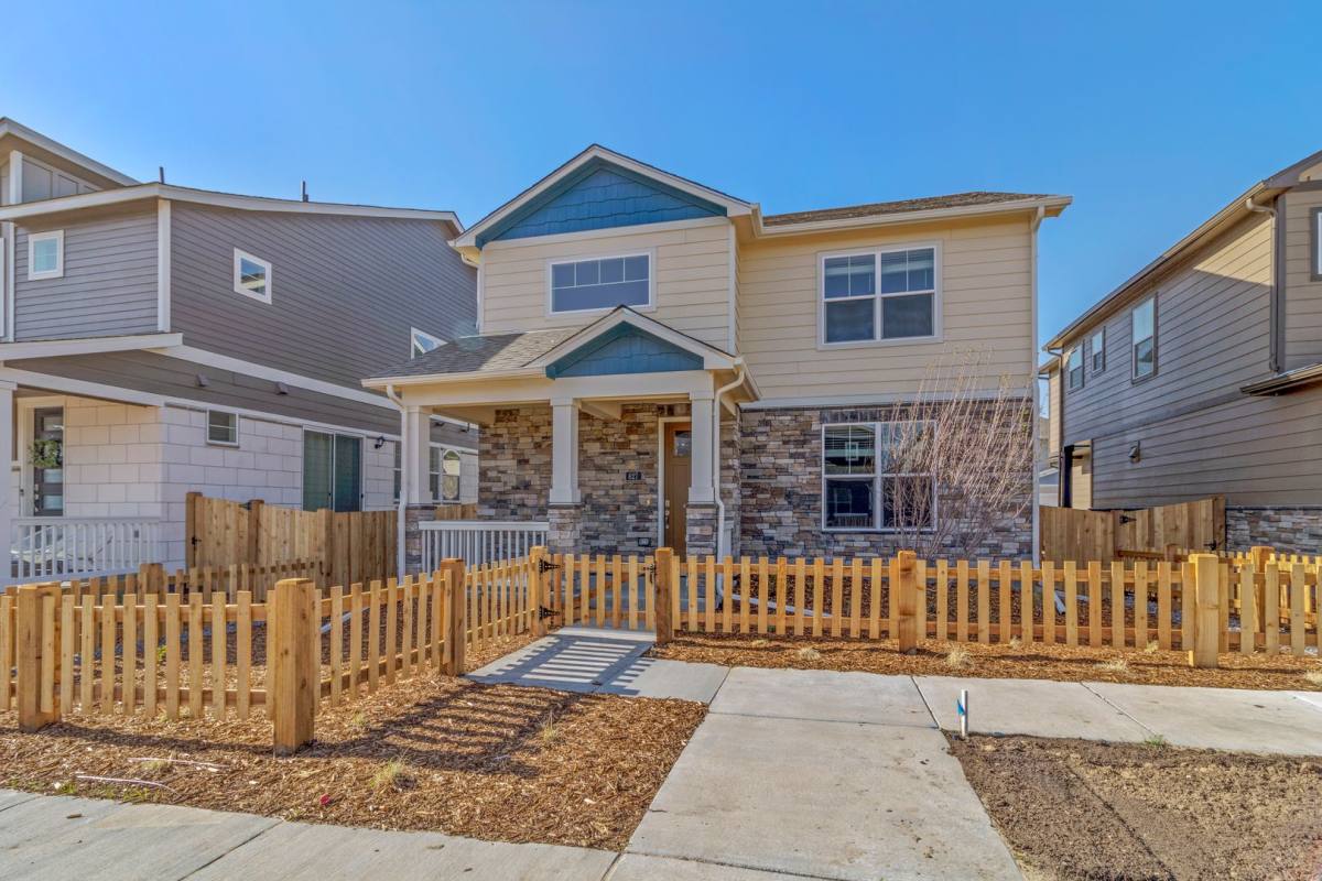 House for rent at 827 N Quatar St, Aurora, CO 80018