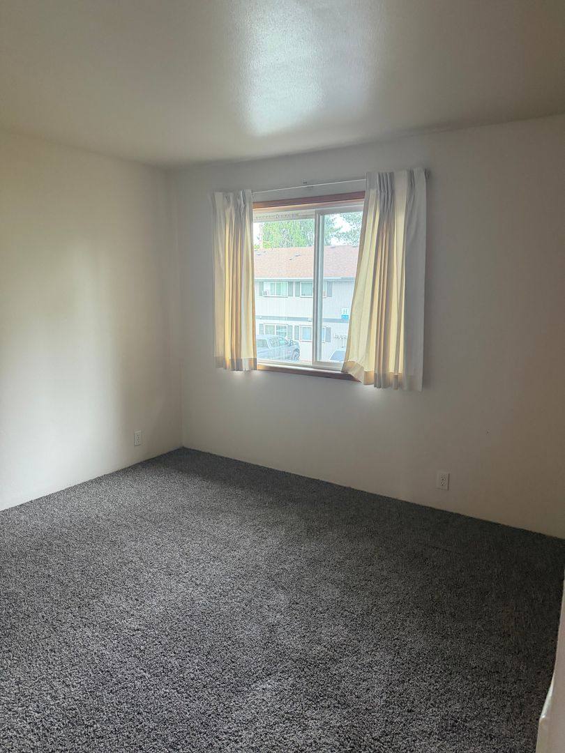 Apartment for rent at 2420 Pheasant Blvd, Springfield, OR 97477