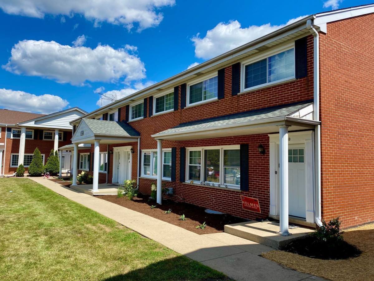 Apartment for rent at 3021-31 Lynn Court, Arlington Heights, IL 60005