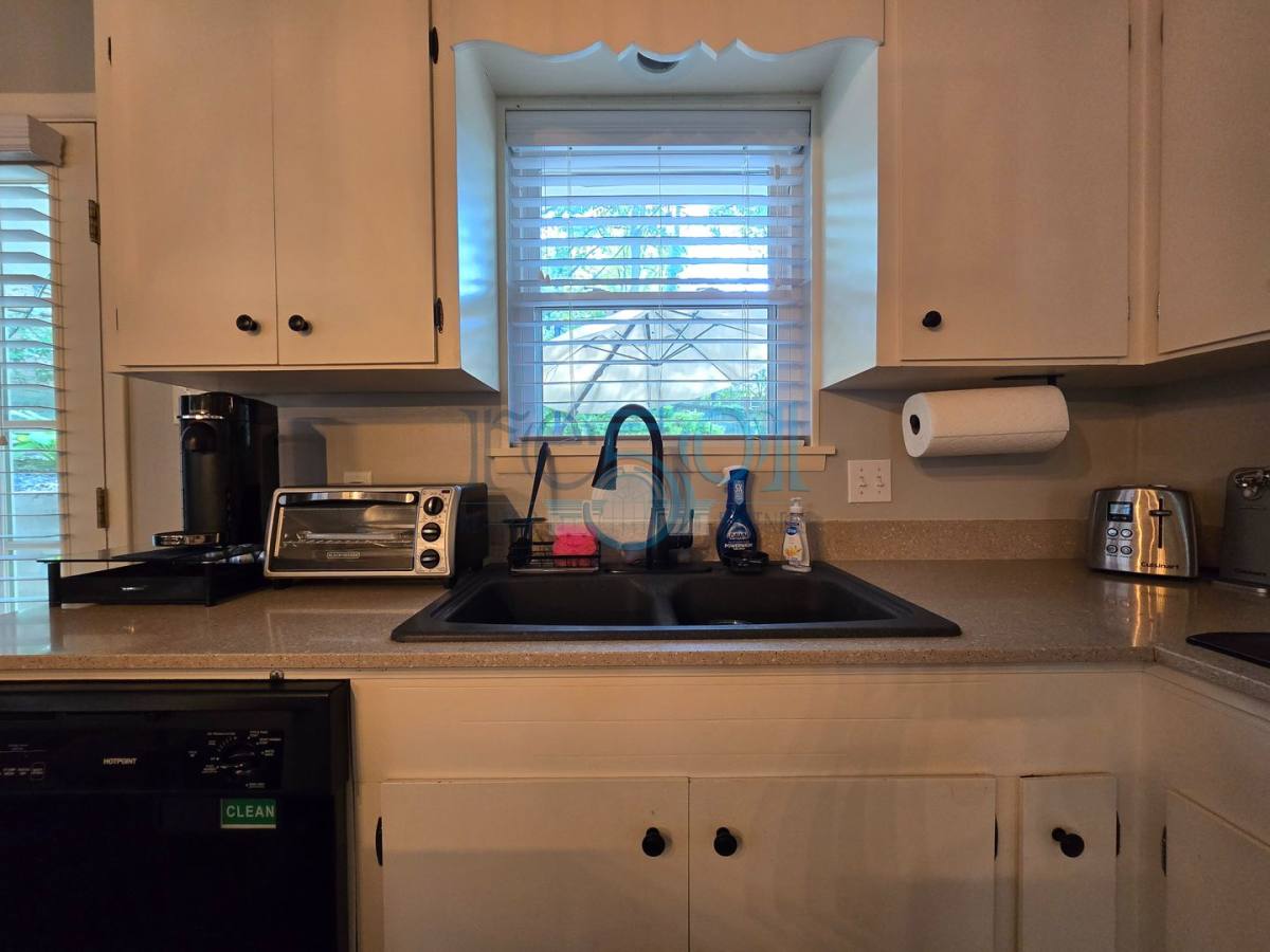Townhouse for rent at 504 Mellon St, Little Rock, AR 72205