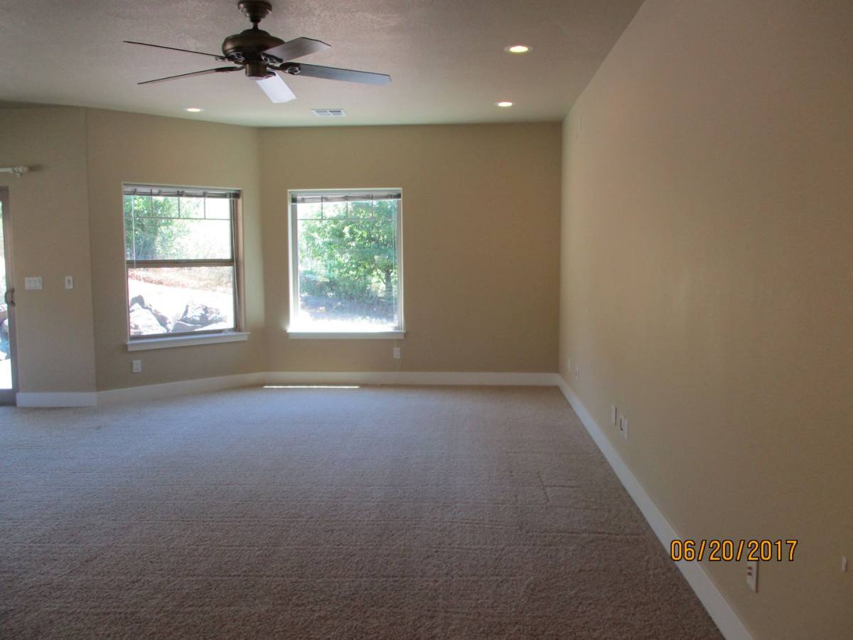 House for rent at 786 S Savoy Court, Roseburg, OR 97471
