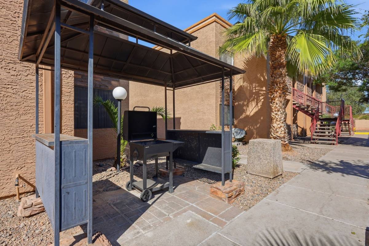 Apartment for rent at 402 N 52nd St, Phoenix, AZ 85008