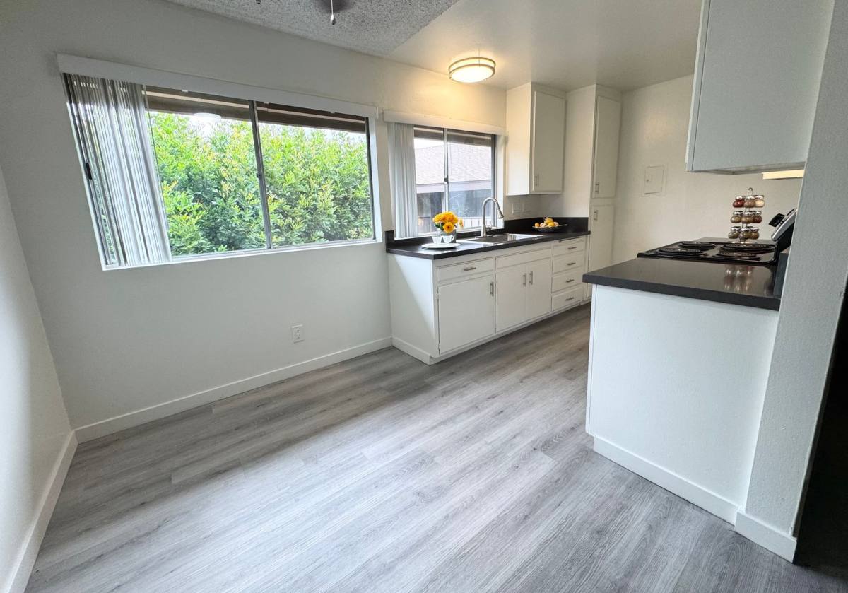 Apartment for rent at 1071 Walnut Ave, Tustin, CA 92780