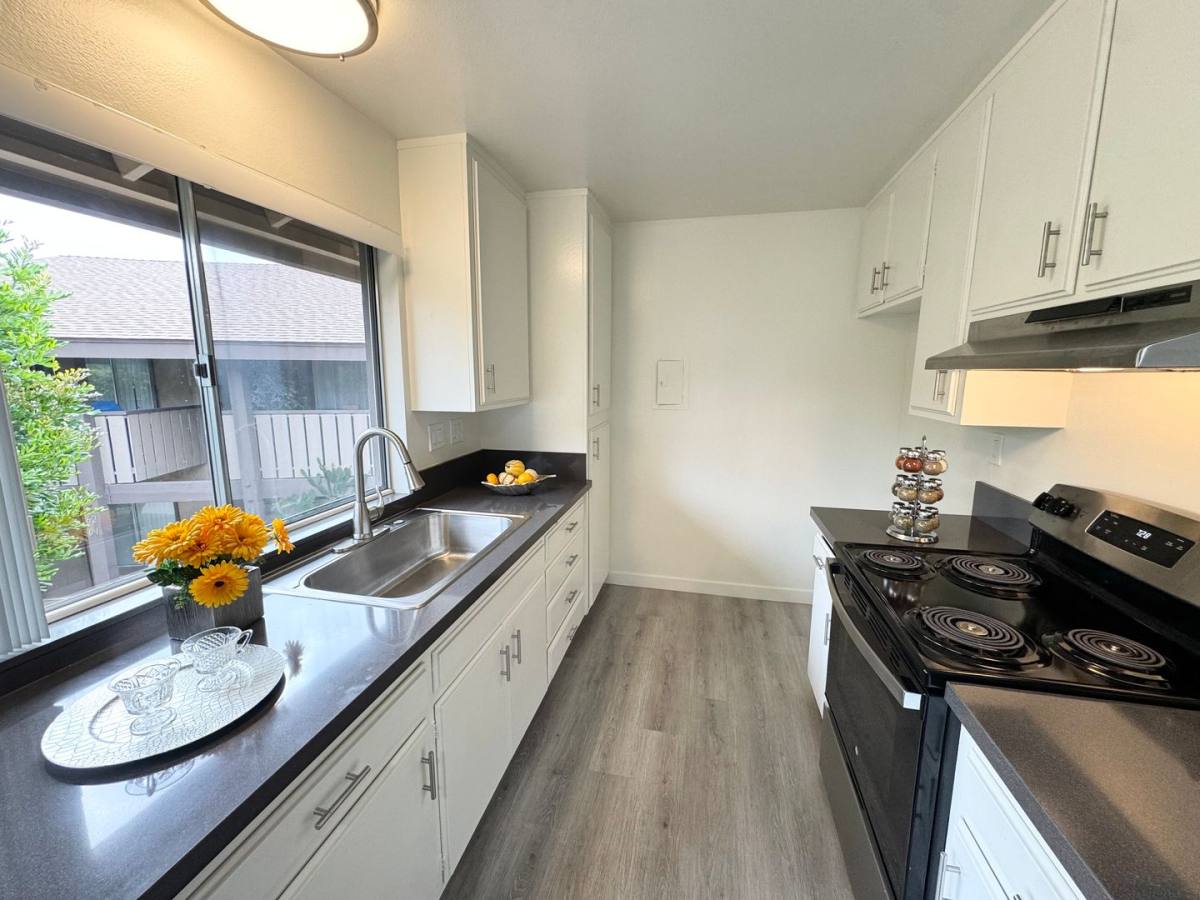 Apartment for rent at 1071 Walnut Ave, Tustin, CA 92780