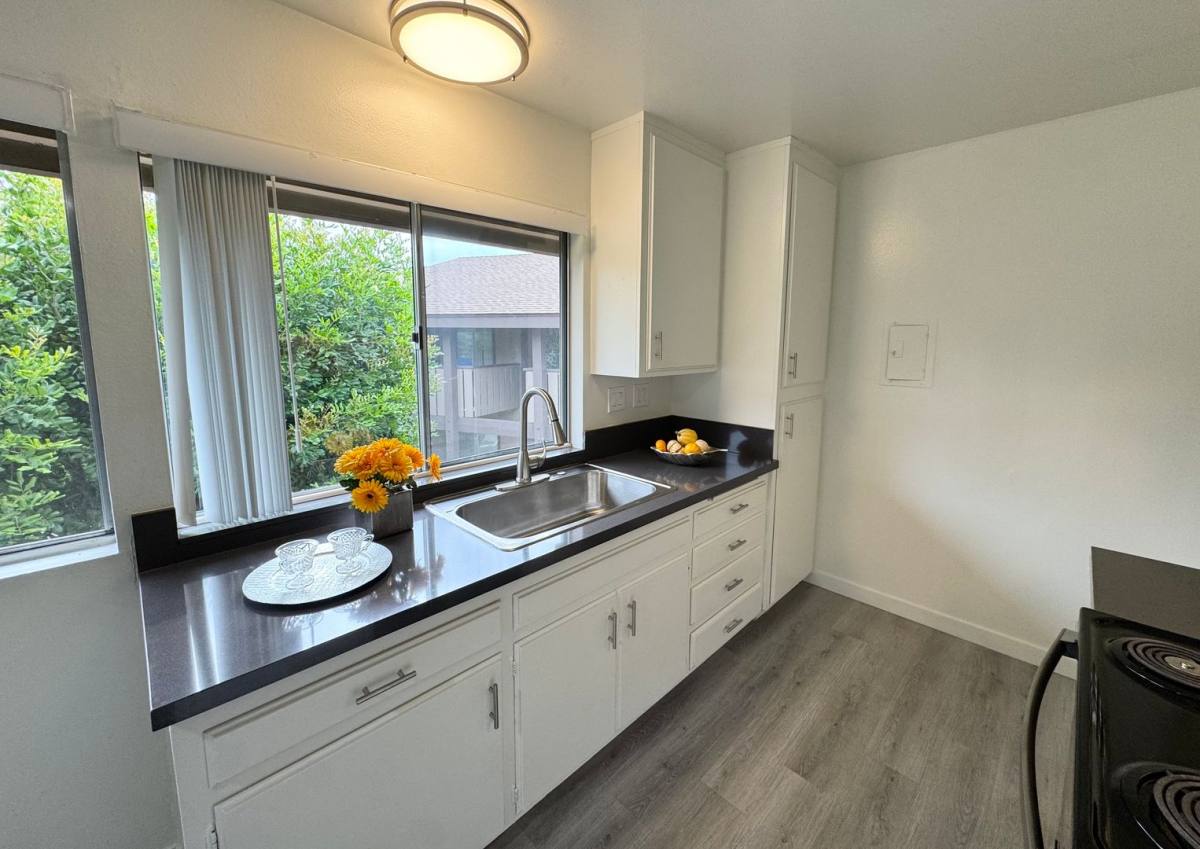 Apartment for rent at 1071 Walnut Ave, Tustin, CA 92780