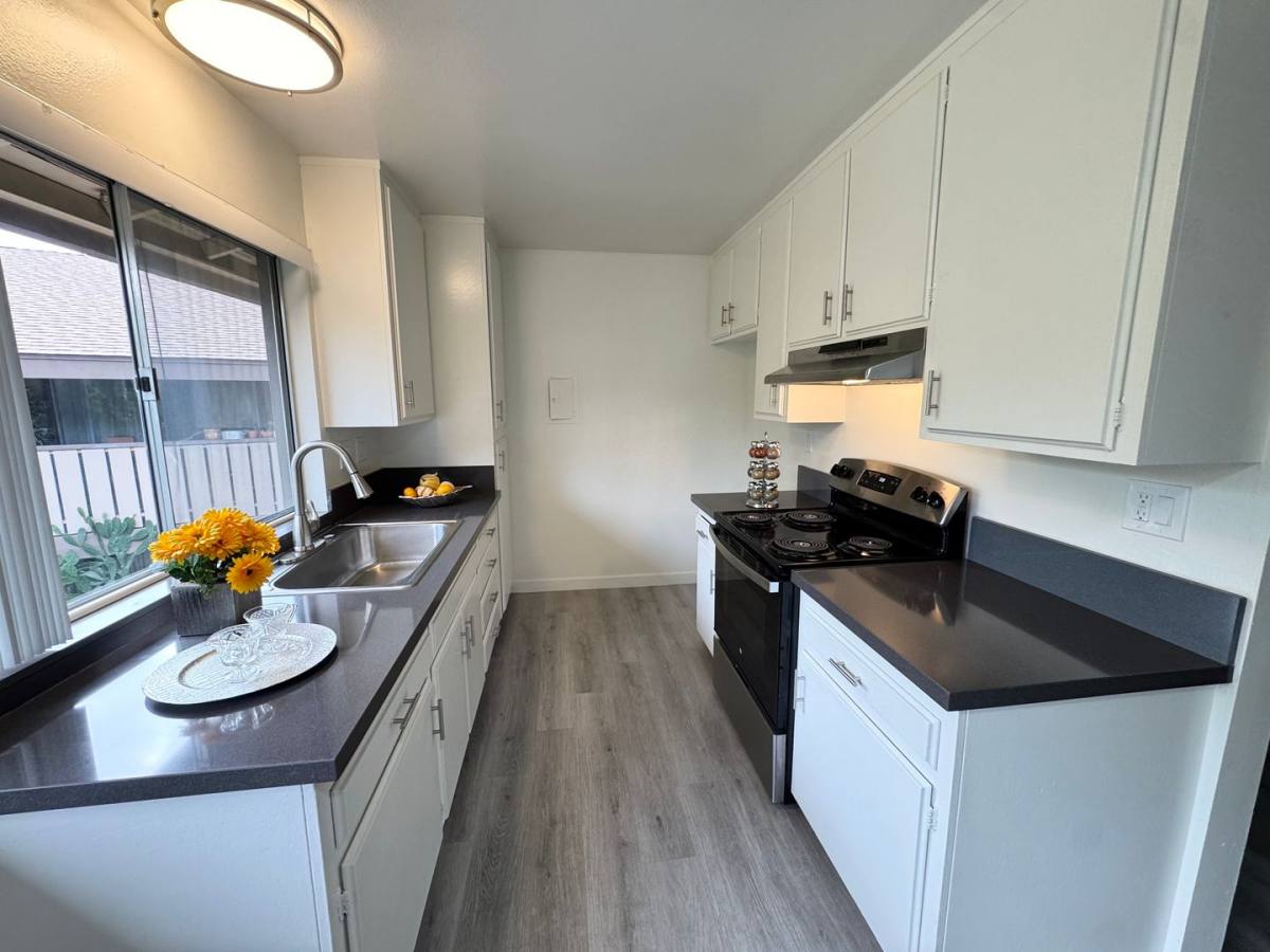 Apartment for rent at 1071 Walnut Ave, Tustin, CA 92780