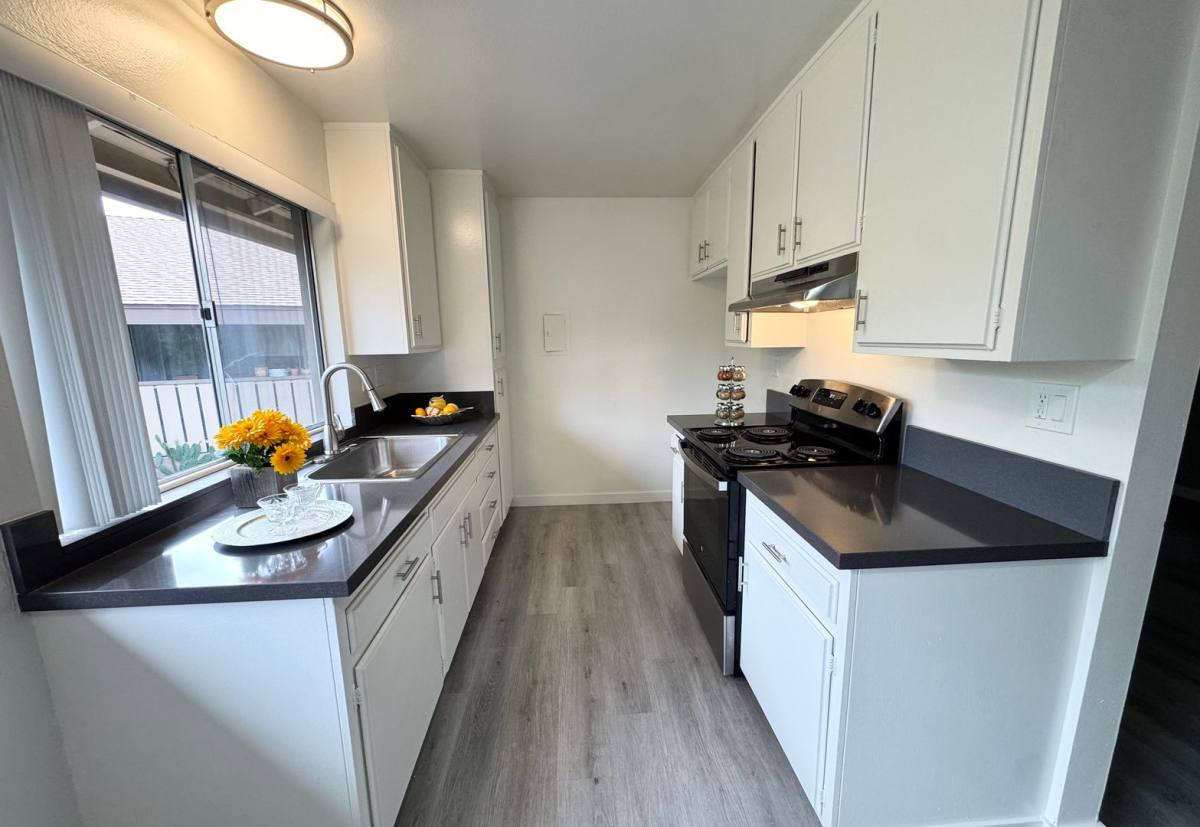 Apartment for rent at 1071 Walnut Ave, Tustin, CA 92780
