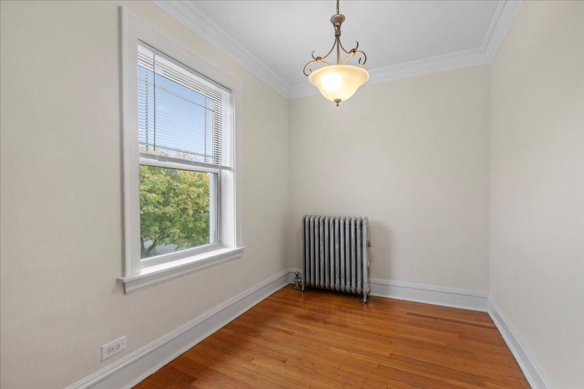 Apartment for rent at 1729 W Thorndale Ave, Chicago, IL 60660