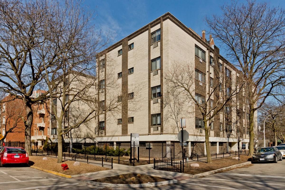 Apartment for rent at 1729 W Thorndale Ave, Chicago, IL 60660