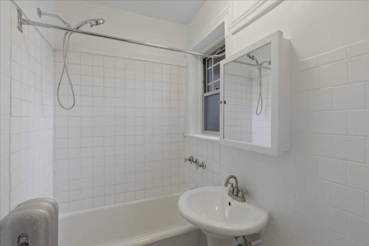 Apartment for rent at 1729 W Thorndale Ave, Chicago, IL 60660