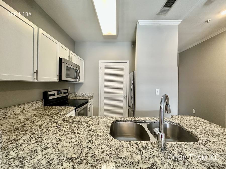 Apartment for rent at 701 Westport Rd, Kansas City, MO 64111