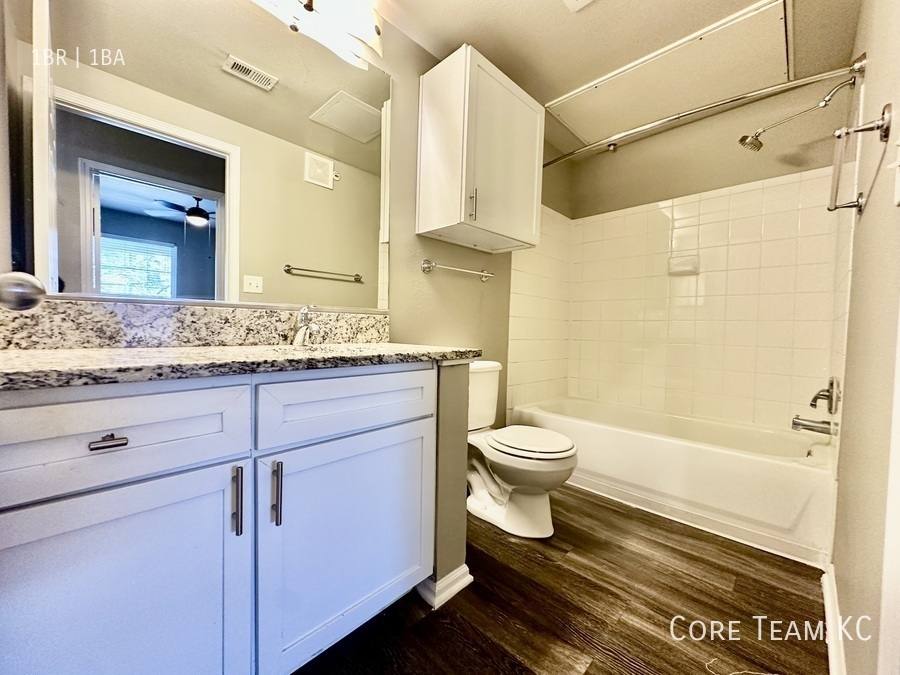 Apartment for rent at 701 Westport Rd, Kansas City, MO 64111