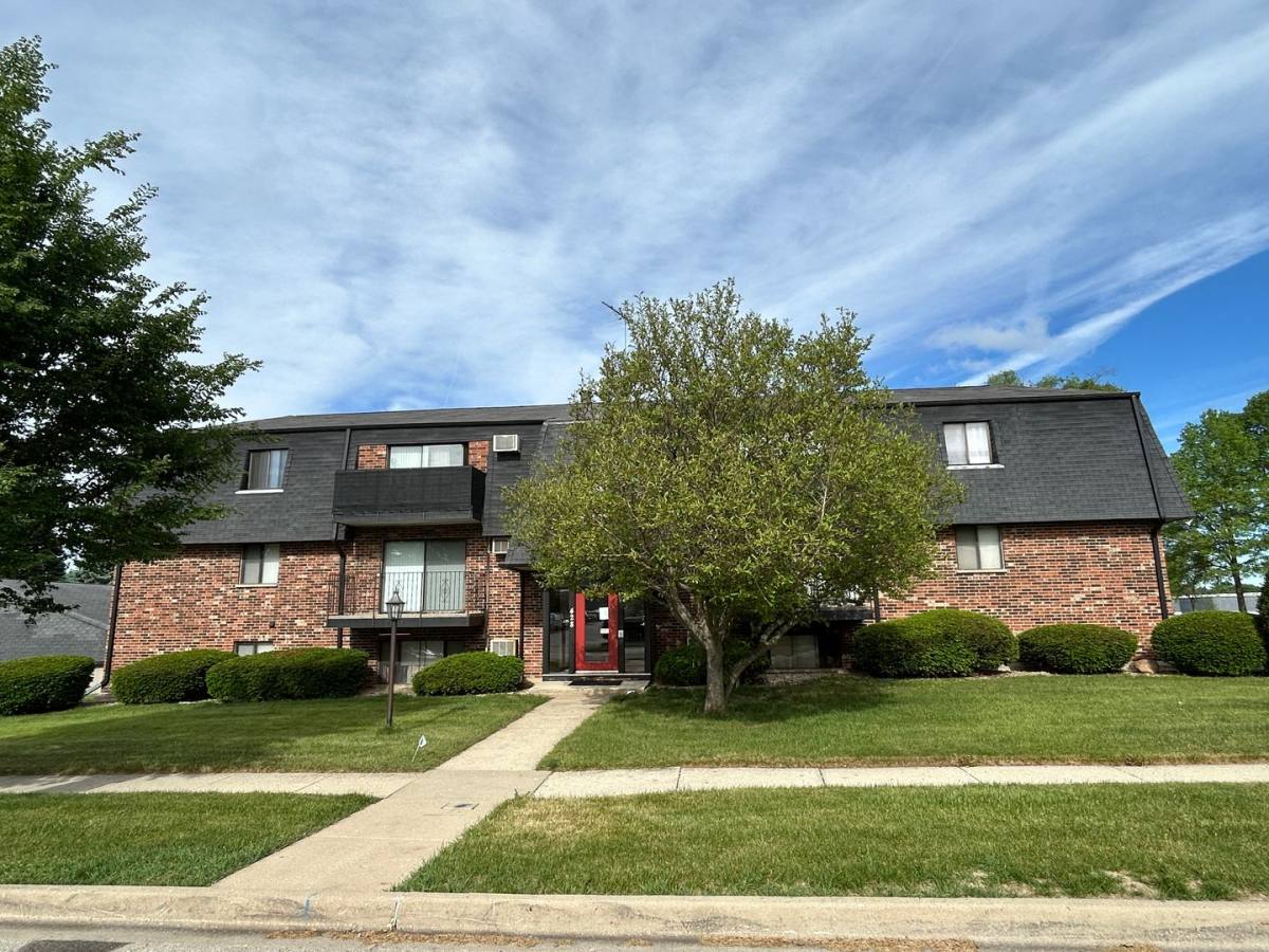 Apartment for rent at 428 Cavalier Court, Dundee, IL 60118