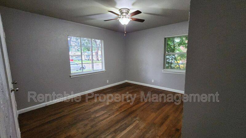 House for rent at 406 W 14th St, Irving, TX 75060