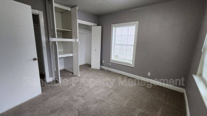 House for rent at 406 W 14th St, Irving, TX 75060