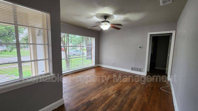 House for rent at 406 W 14th St, Irving, TX 75060