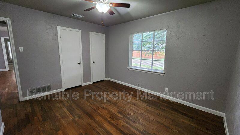 House for rent at 406 W 14th St, Irving, TX 75060