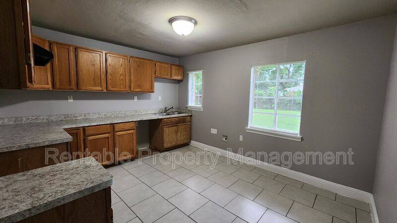 House for rent at 406 W 14th St, Irving, TX 75060