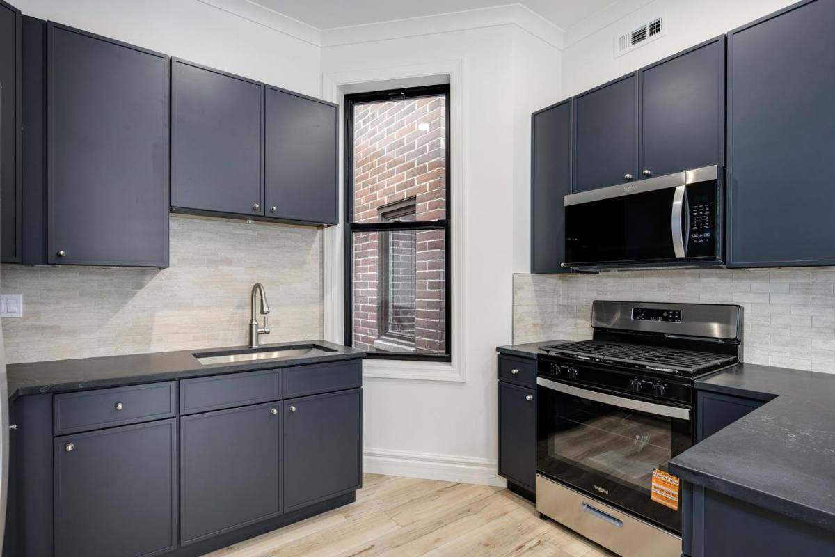 Apartment for rent at 1710 W Belmont Ave, Chicago, IL 60657