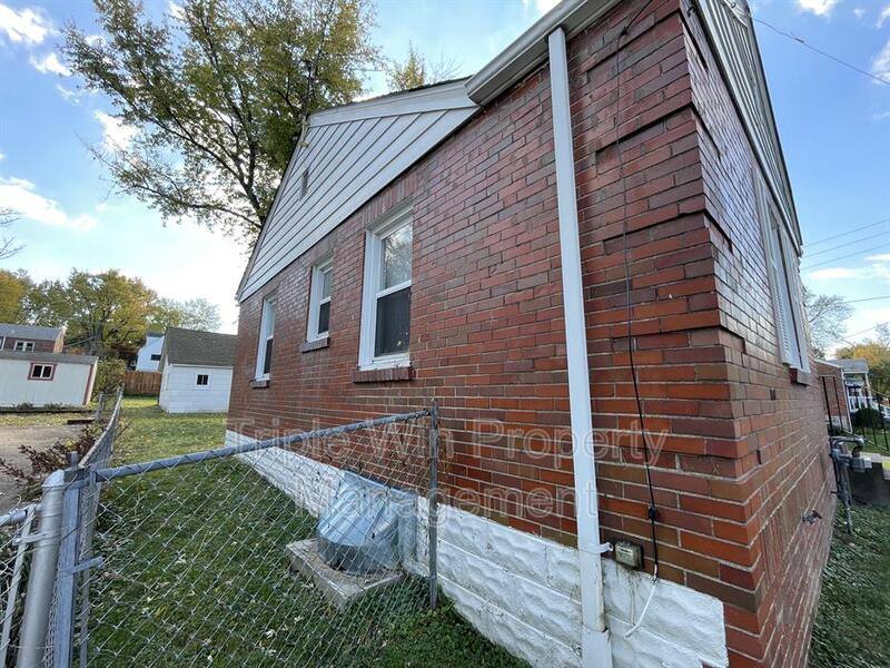 House for rent at 1004 N New Florissant Rd, Florissant, MO 63031