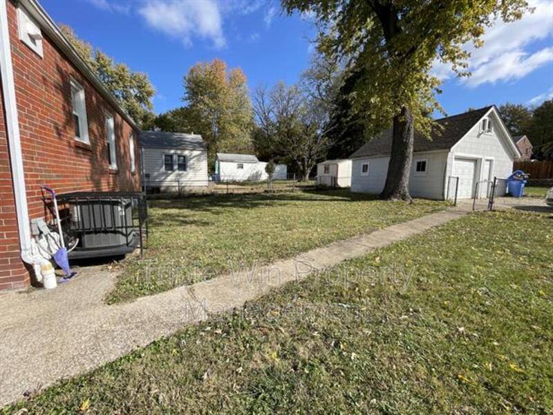 House for rent at 1004 N New Florissant Rd, Florissant, MO 63031