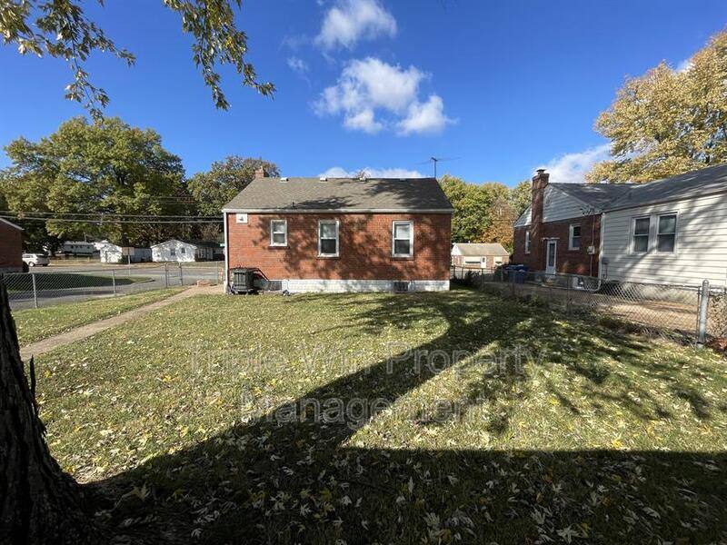 House for rent at 1004 N New Florissant Rd, Florissant, MO 63031