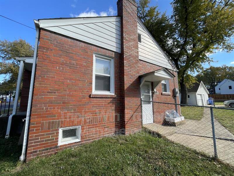 House for rent at 1004 N New Florissant Rd, Florissant, MO 63031